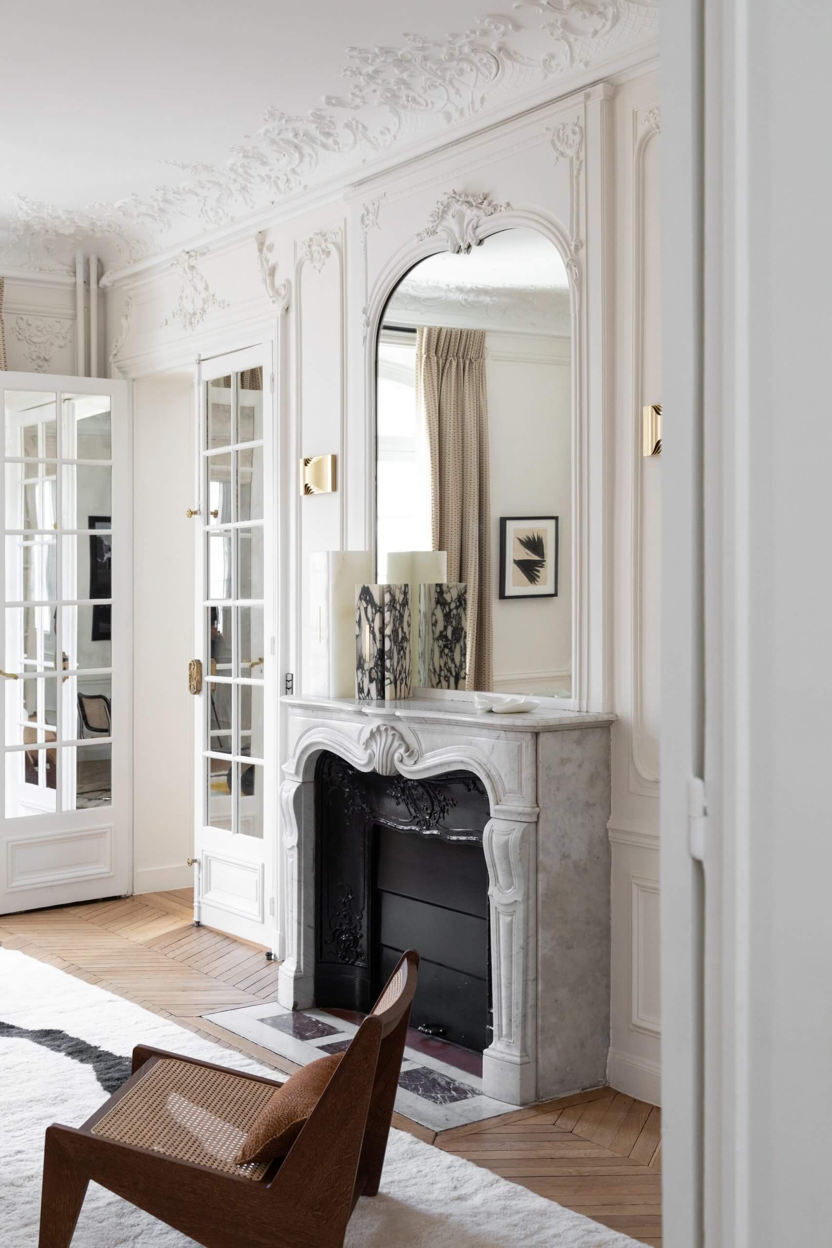 salon avec cheminée décoration design appartement haussmannien Paris salon avec cheminée décoration design appartement haussmannien Paris
