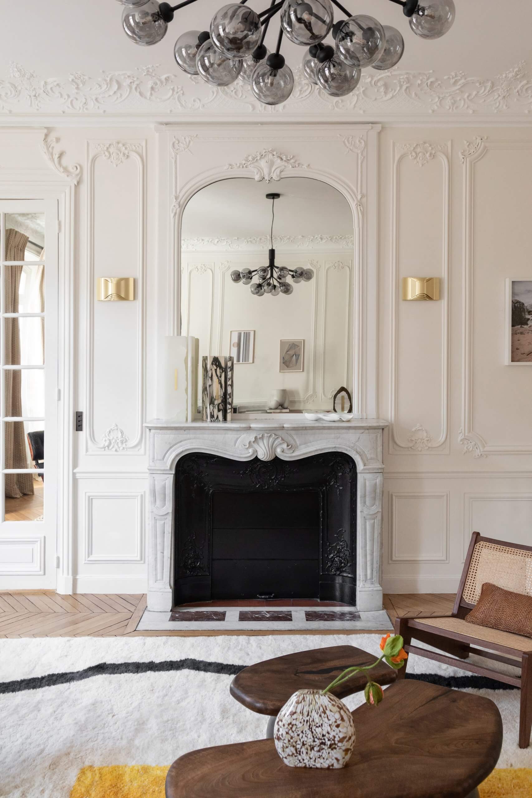 salon avec cheminée décoration design appartement haussmannien Paris salon avec cheminée décoration design appartement haussmannien Paris