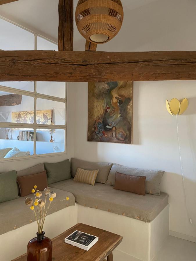 salon avec verrière et poutre Maisons Clotilde le 40 rue de l’anguille