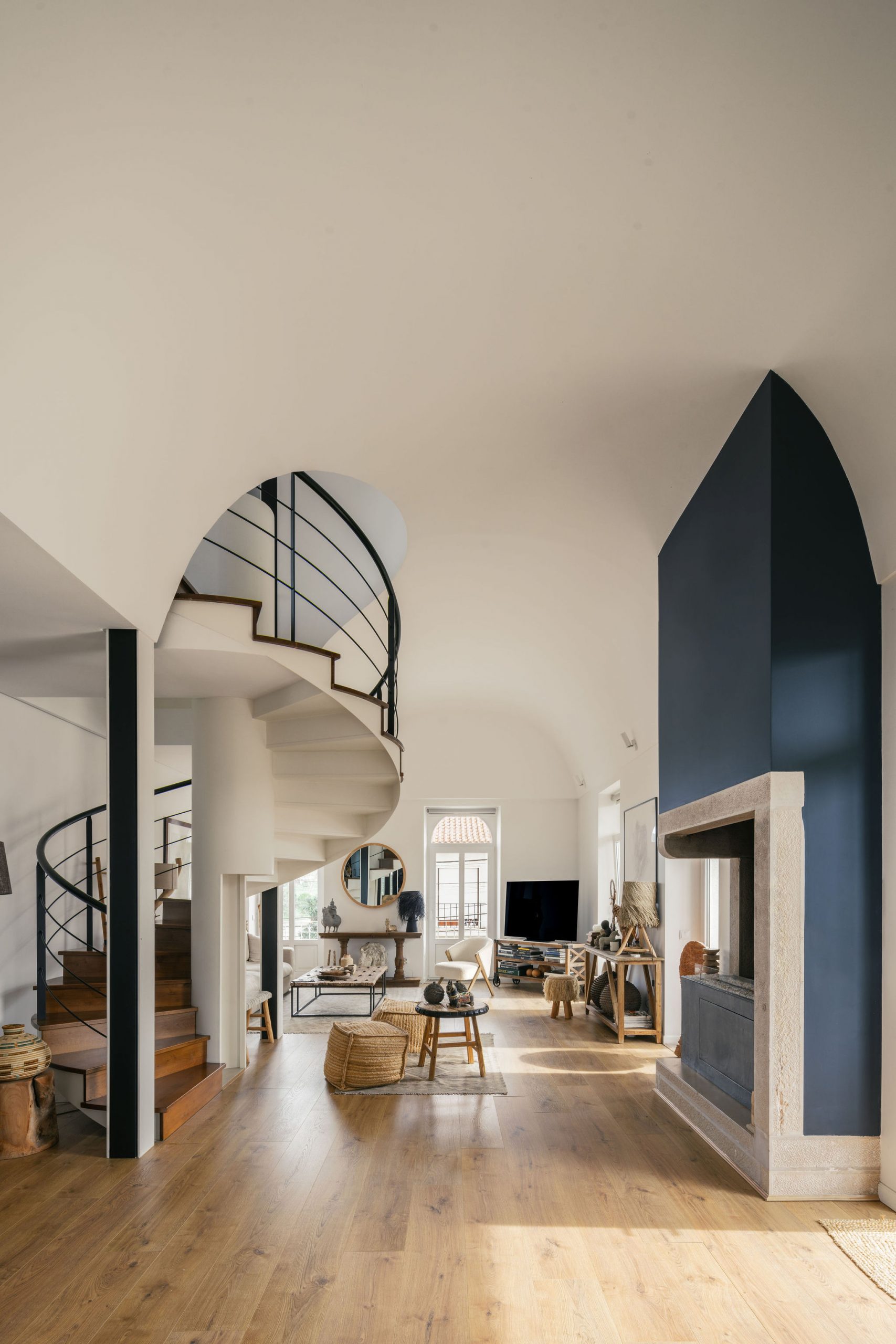 salon décoration naturelle et escalier loft en duplex