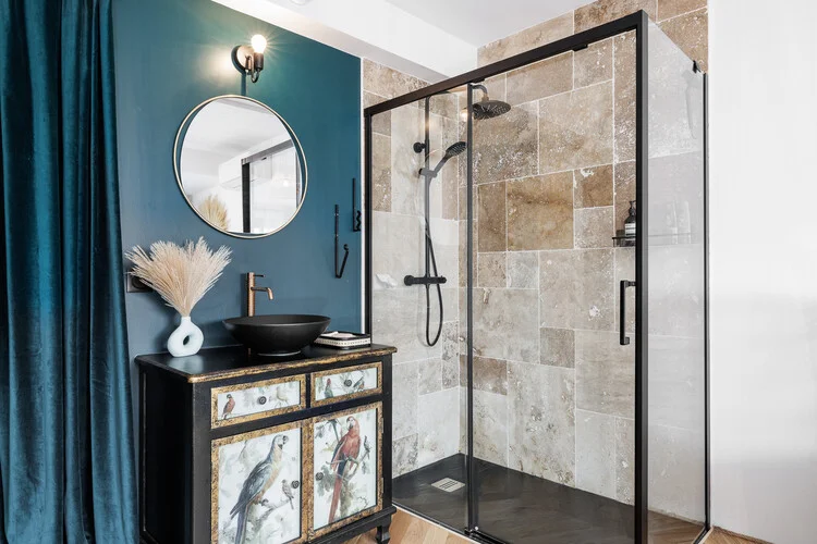 salle de bain décoration bleue loft à louer Bordeaux