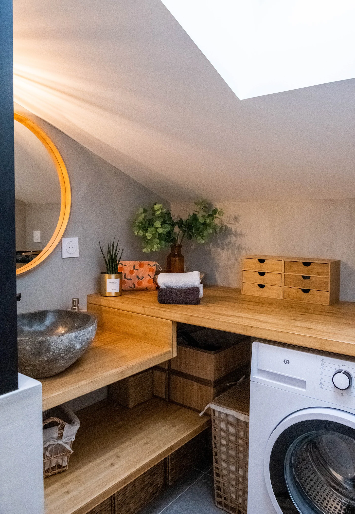 salle de bain avec velux décoration moderne le cocon de Nina appartement La Rochelle