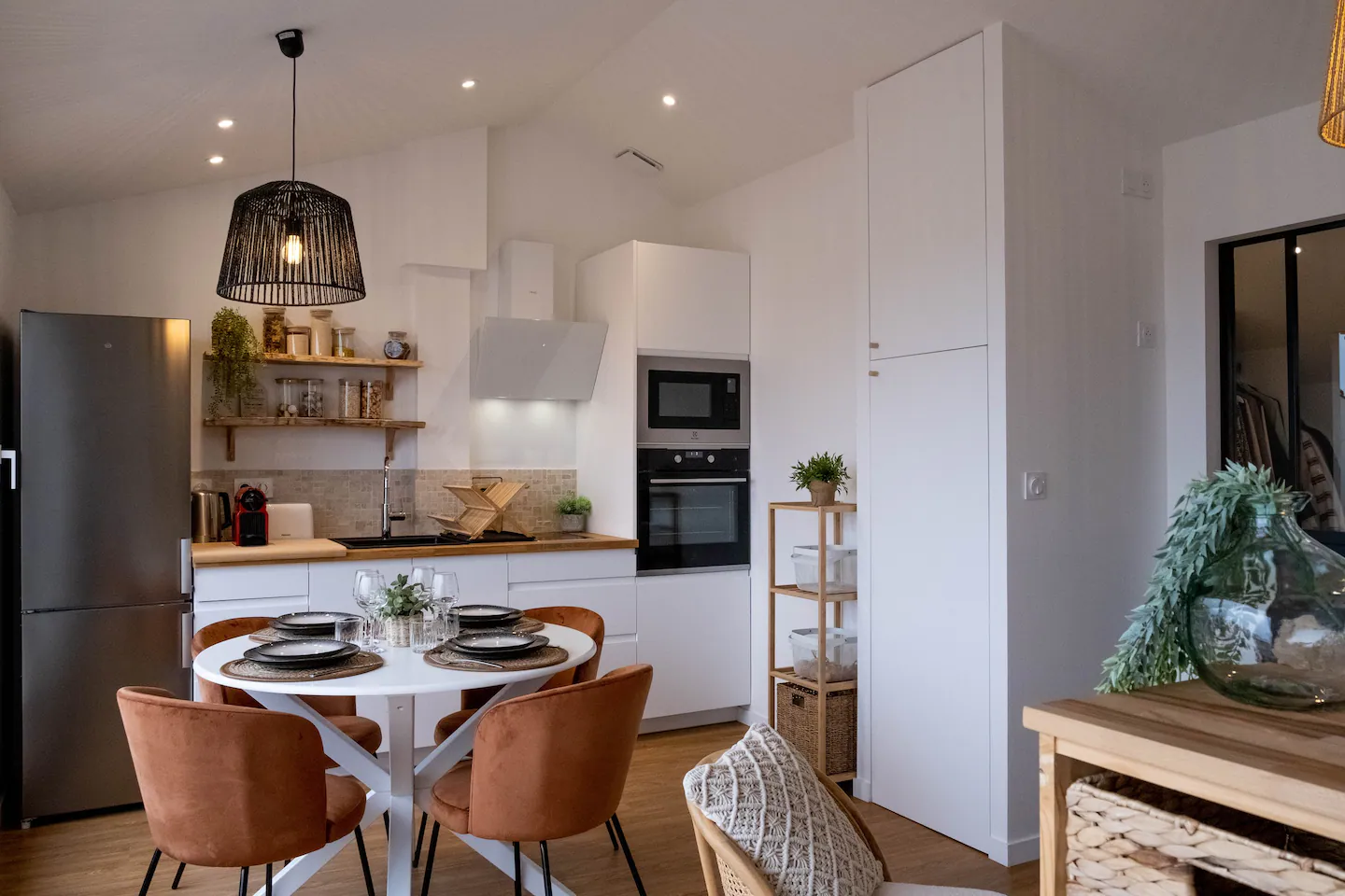 cuisine ouverte et salle à manger décoration moderne le cocon de Nina appartement La Rochelle