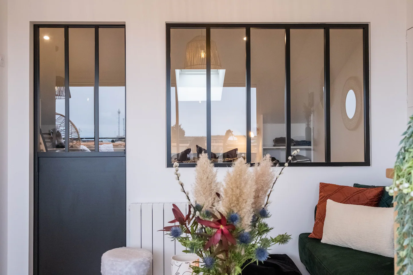salon avec verrière décoration moderne le cocon de Nina appartement La Rochelle
