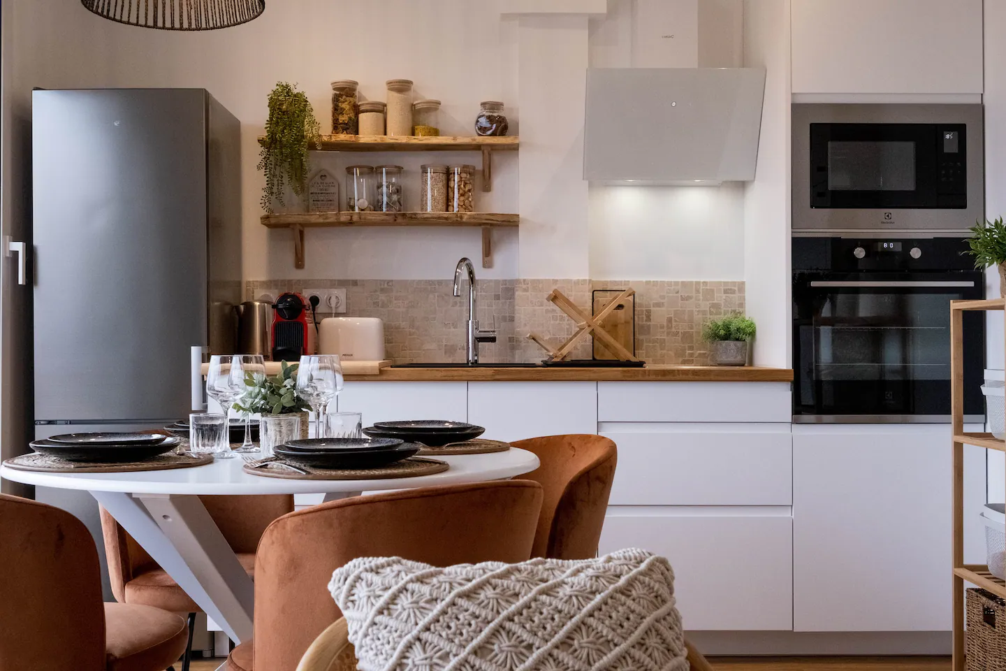 cuisine blanche et bois décoration moderne le cocon de Nina appartement La Rochelle