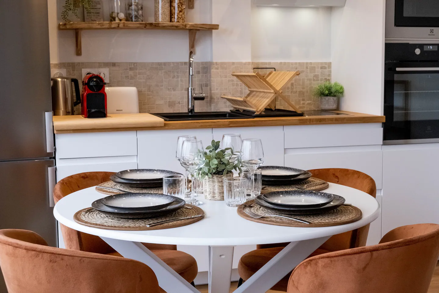 cuisine blanche et bois décoration moderne le cocon de Nina appartement La Rochelle