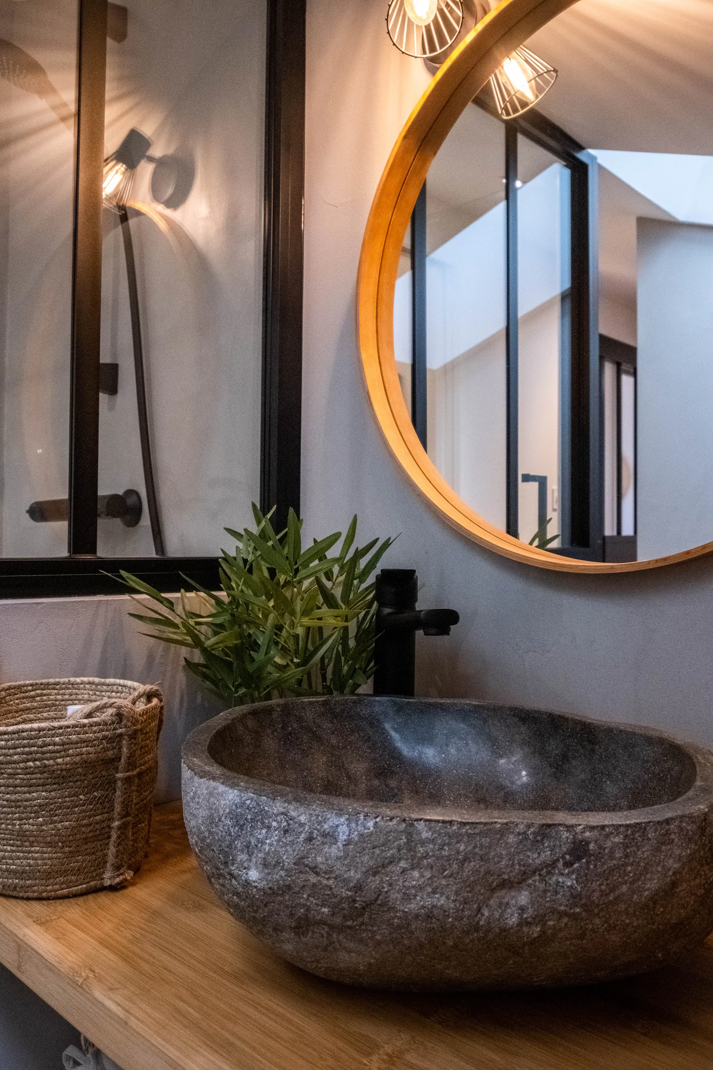 salle de bain avec vasque pierre grise
