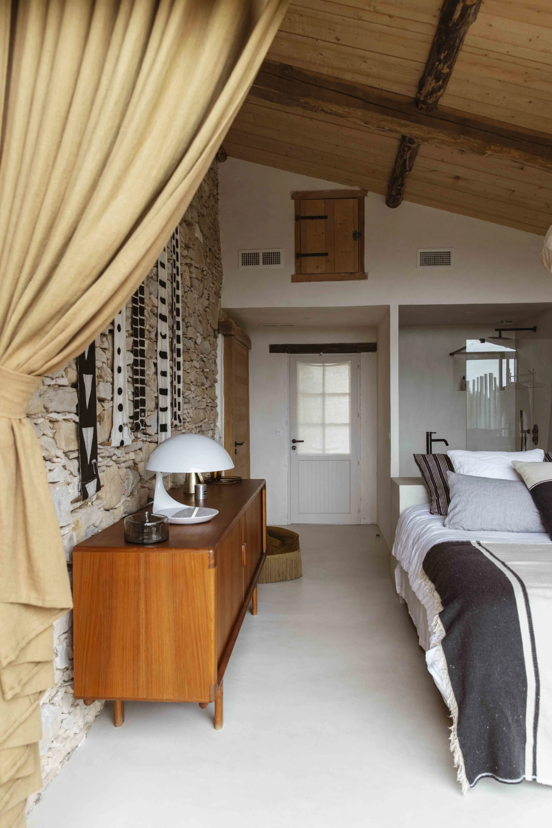 chambre avec salle de bain maison en pierre Maison Bellamant chambre avec salle de bain maison en pierre Maison Bellamant
