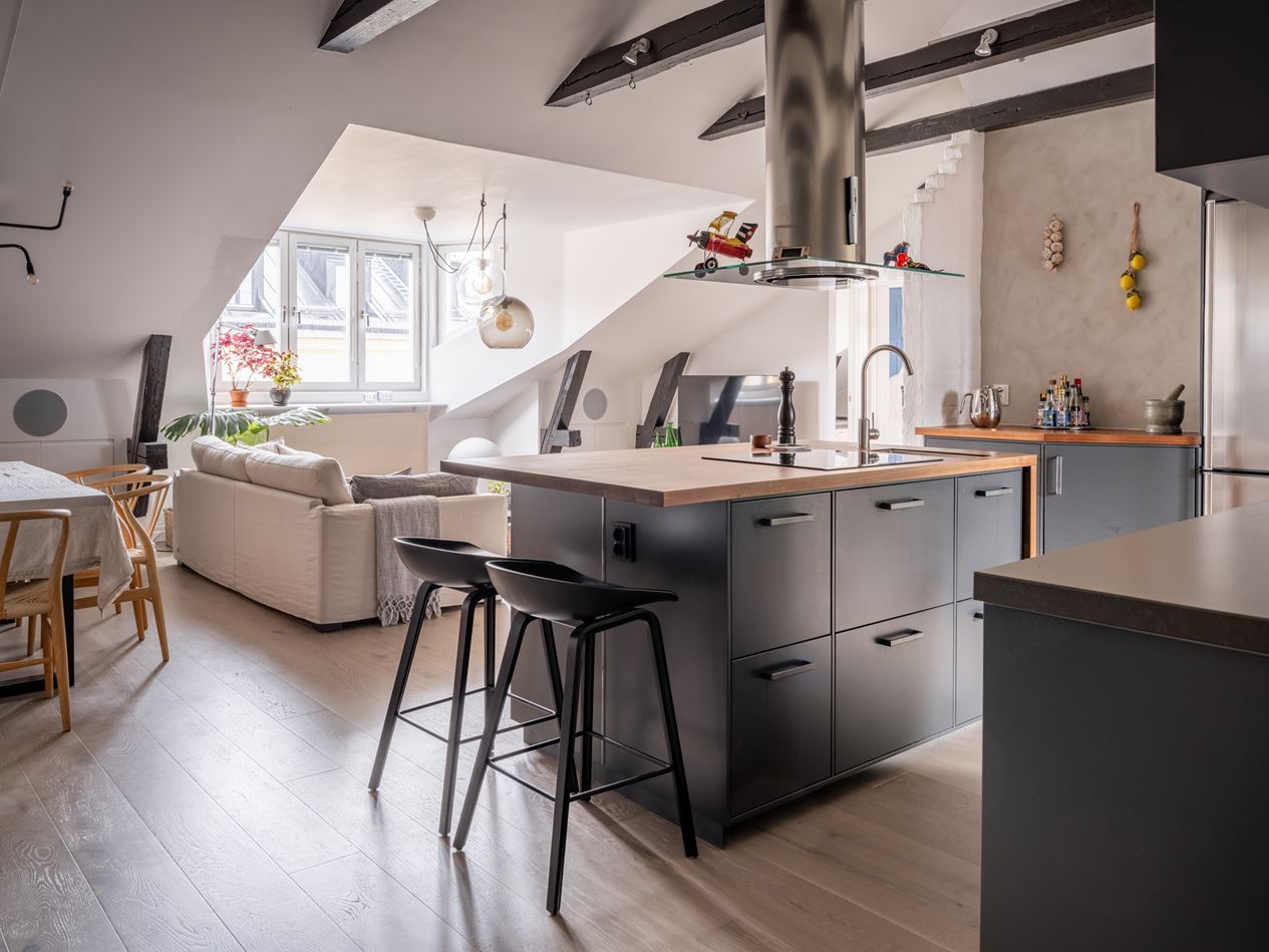 salon avec cuisine ouverte appartement sous combles avec poutres décoration scandinave salon avec cuisine ouverte appartement sous combles avec poutres décoration scandinave