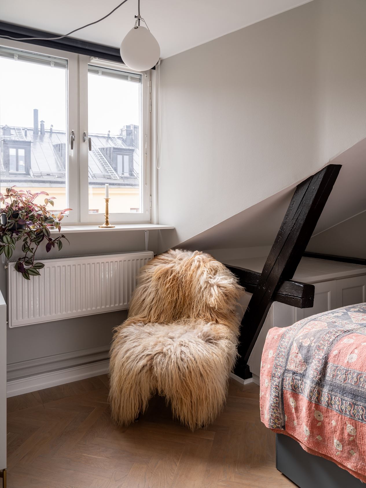 chambre appartement sous combles avec poutres décoration scandinave chambre appartement sous combles avec poutres décoration scandinave