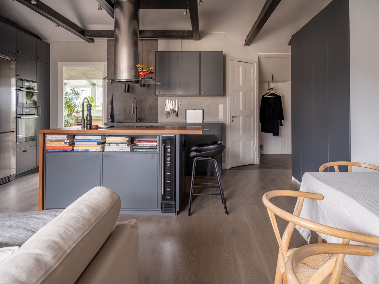 salon avec cuisine ouverte appartement sous combles avec poutres décoration scandinave salon avec cuisine ouverte appartement sous combles avec poutres décoration scandinave