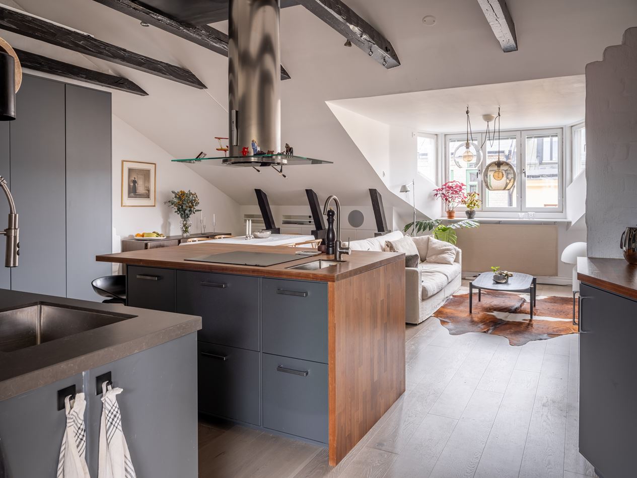 salon avec cuisine ouverte appartement sous combles avec poutres décoration scandinave salon avec cuisine ouverte appartement sous combles avec poutres décoration scandinave