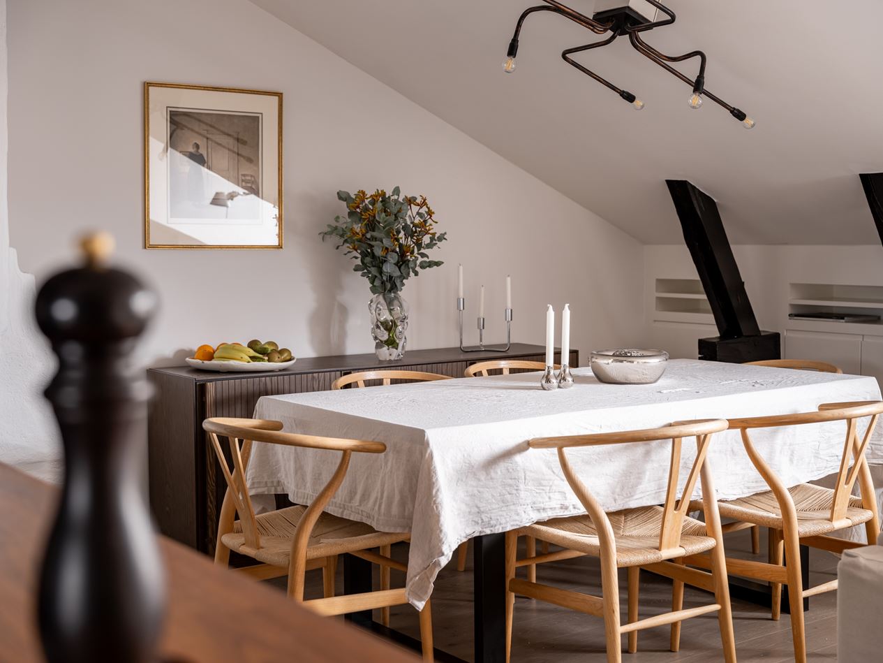 salle à manger appartement sous combles avec poutres décoration scandinave salle à manger appartement sous combles avec poutres décoration scandinave