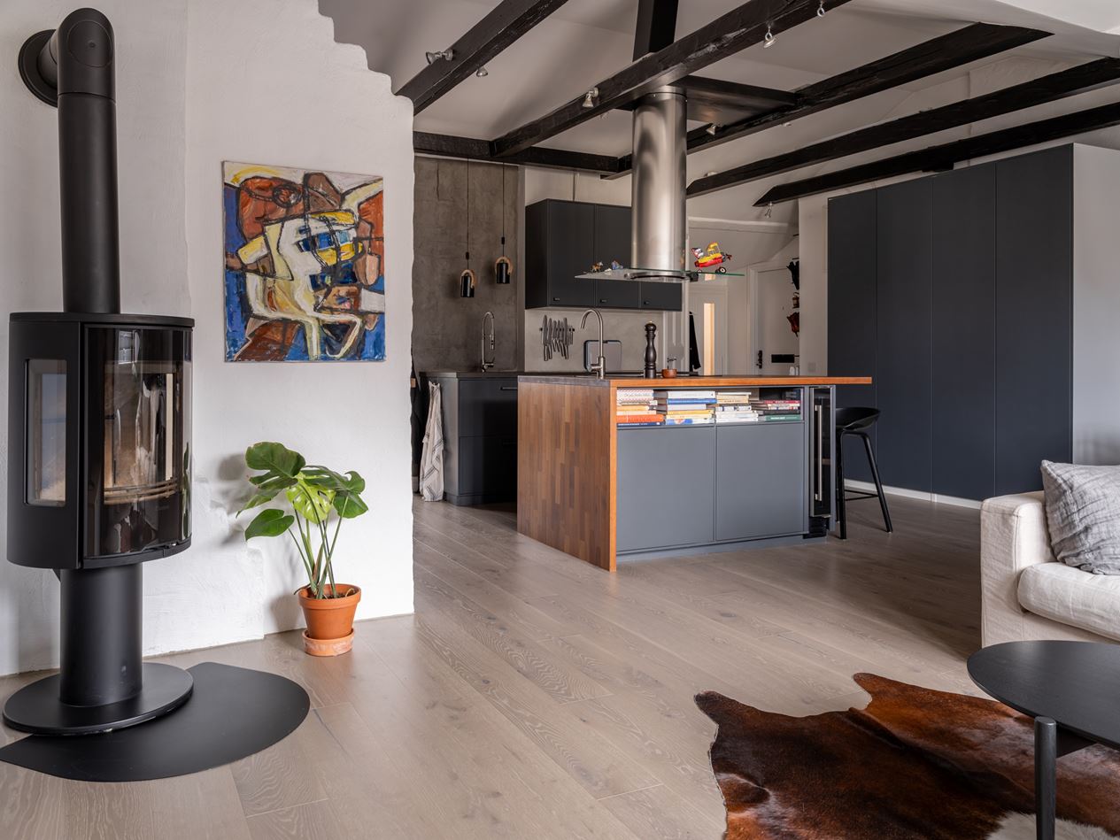 salon avec cuisine ouverte appartement sous combles avec poutres décoration scandinave salon avec cuisine ouverte appartement sous combles avec poutres décoration scandinave
