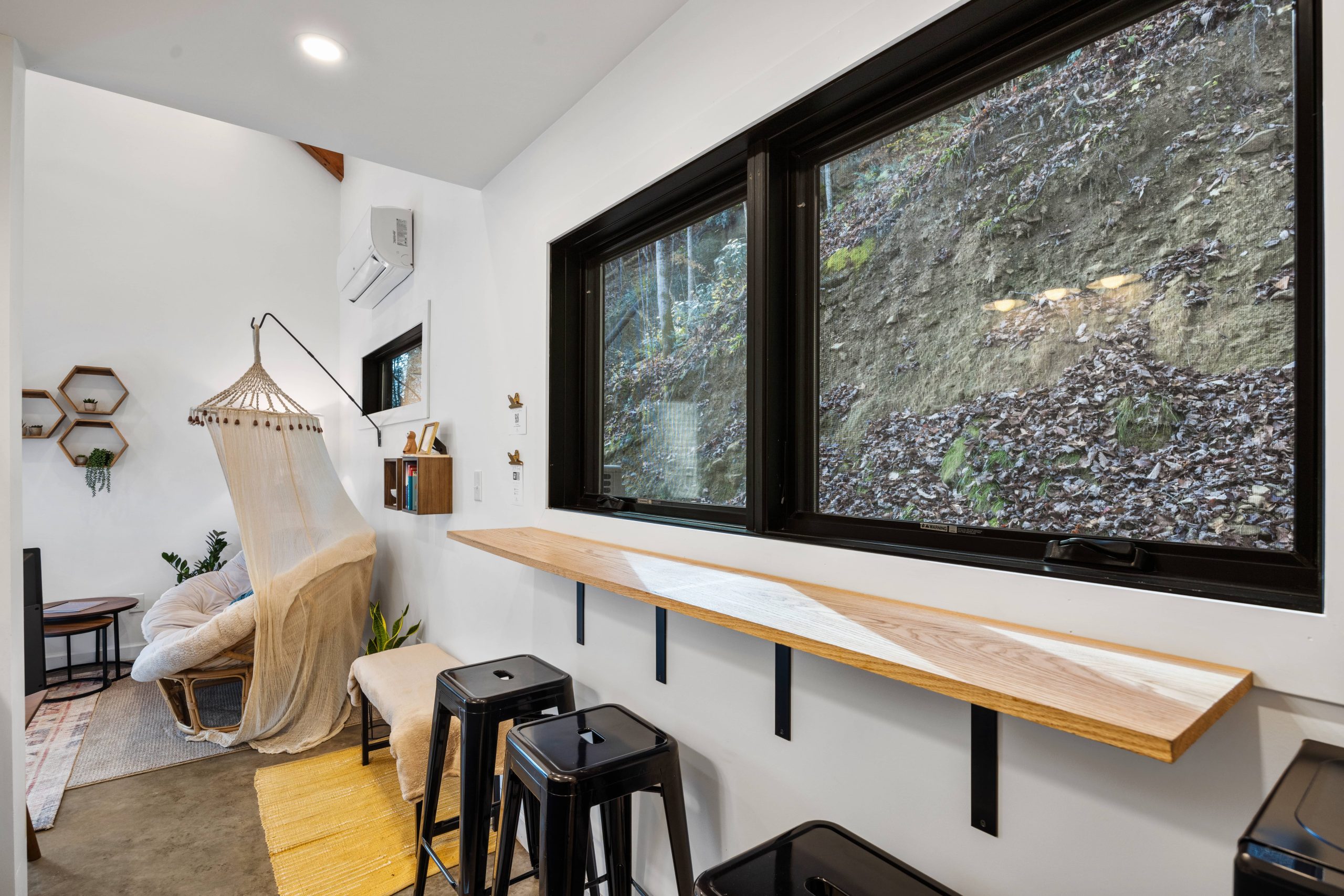 espace repas petite maison en bois 37m2 The Taoist Cabin espace repas petite maison en bois 37m2 The Taoist Cabin