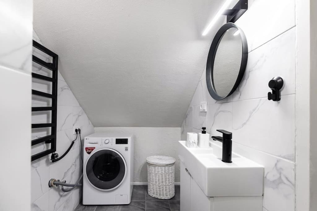 salle de bain blanche mansardée décoration moderne