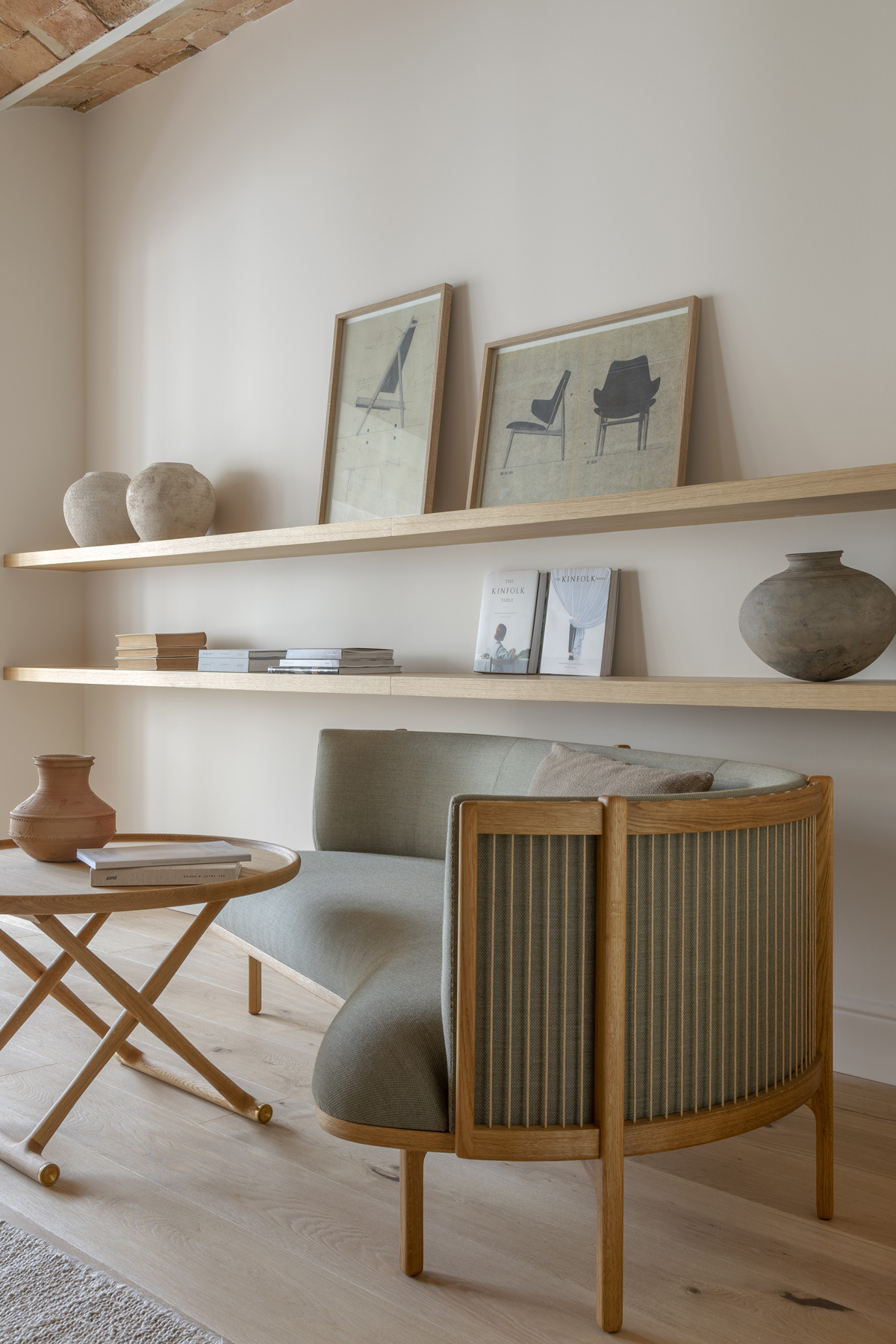 salon design avec étagères bois salon design avec étagères bois
