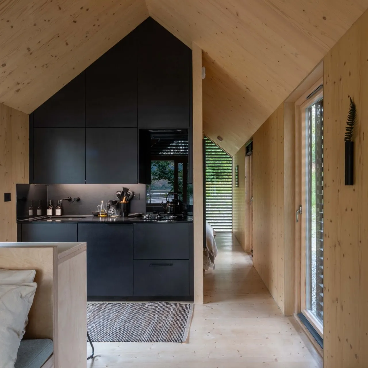 cuisine design noire mini maison en bois 27m2 Kabn