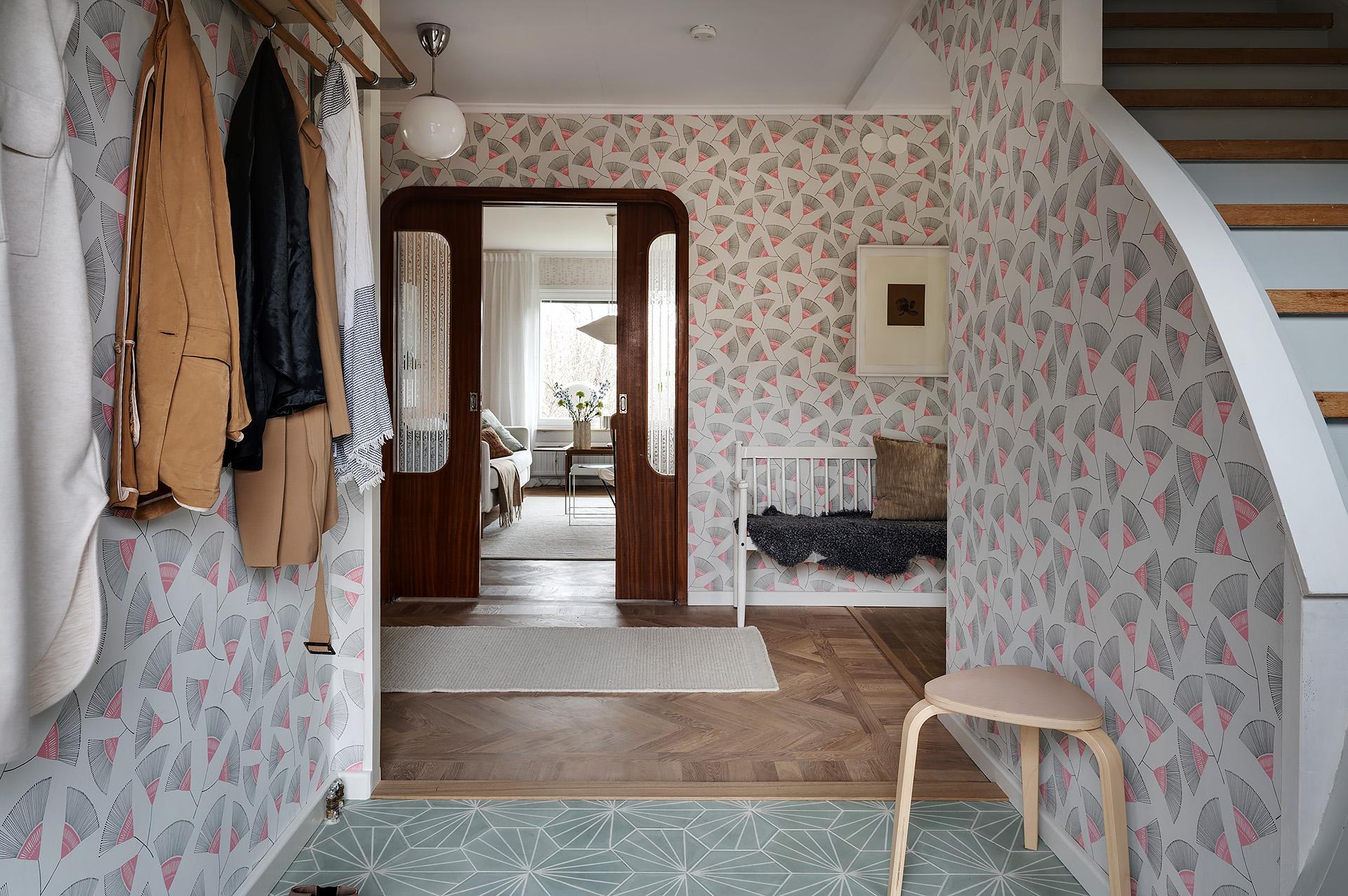 entrée avec escalier et papier-peint entrée avec escalier et papier-peint