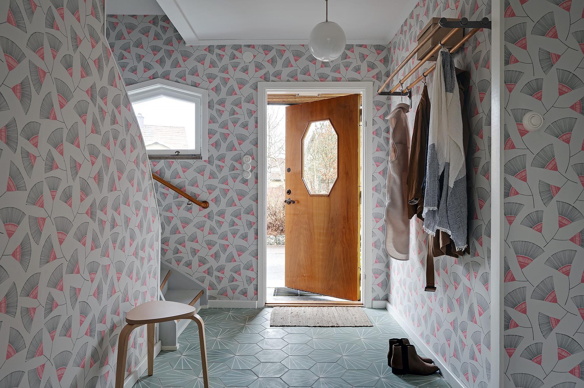 entrée avec escalier et papier-peint décoration scandinave contemporaine entrée avec escalier et papier-peint décoration scandinave contemporaine