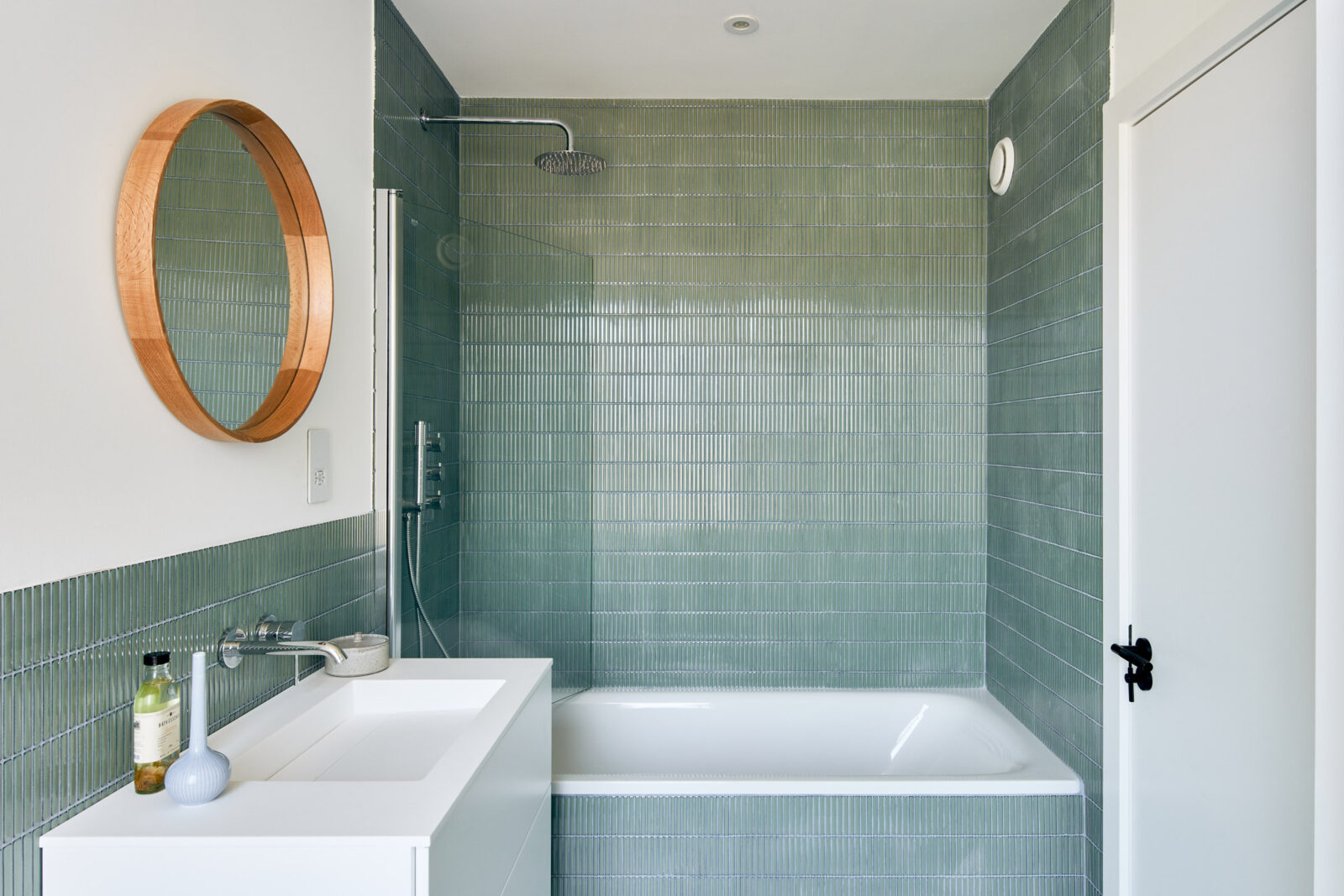 salle de bain blanche et verte carrelage japonais décoration design salle de bain blanche et verte carrelage japonais décoration design