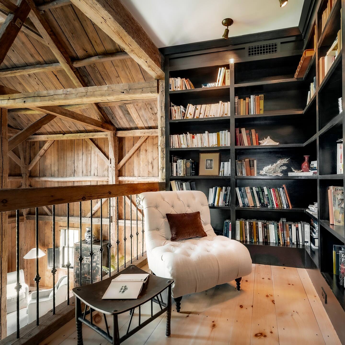 mezzanine avec bibliothèque maison en bois The Barn at Asa Stone Farm mezzanine avec bibliothèque maison en bois The Barn at Asa Stone Farm