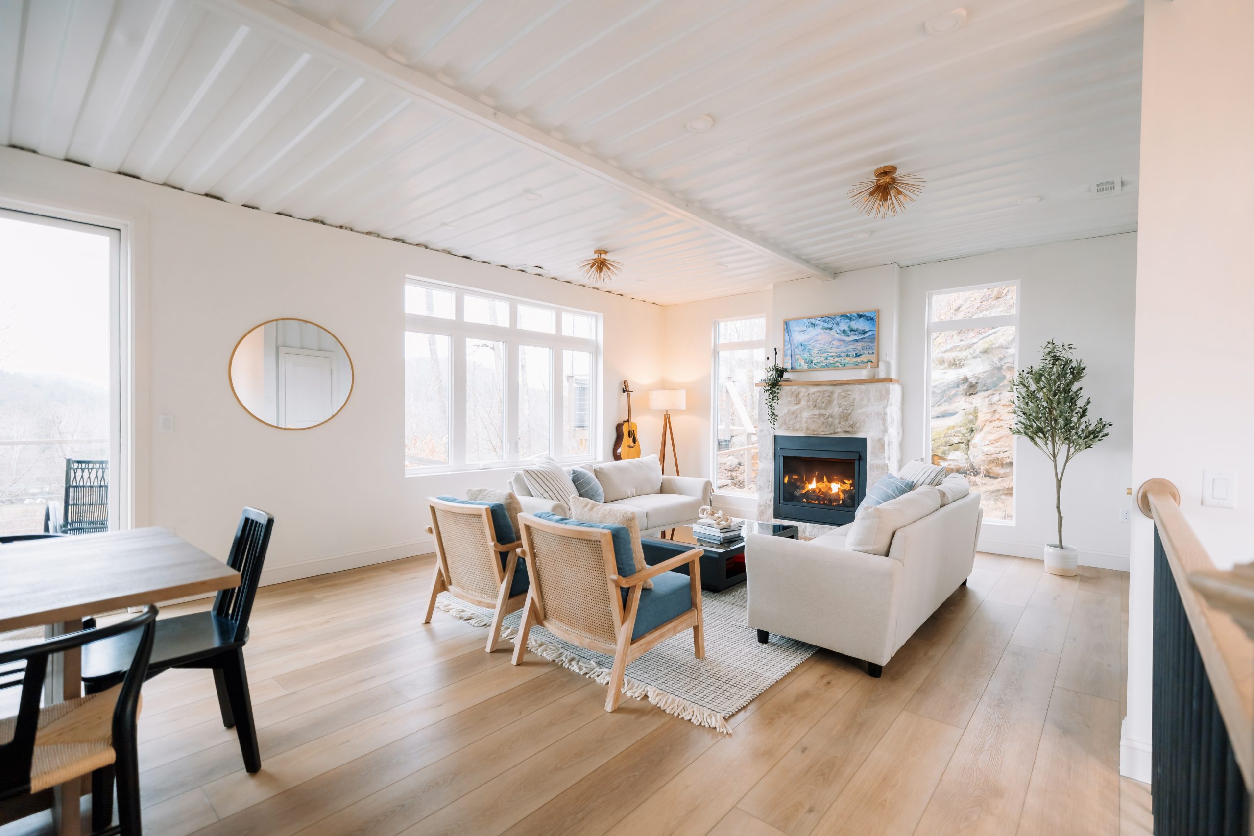 salon avec cheminée maison container Overlook Box Hop