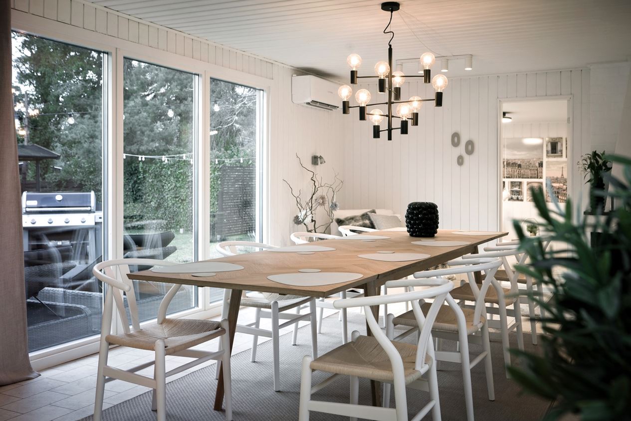 salle à manger chaise wishbone blanche décoration scandinave