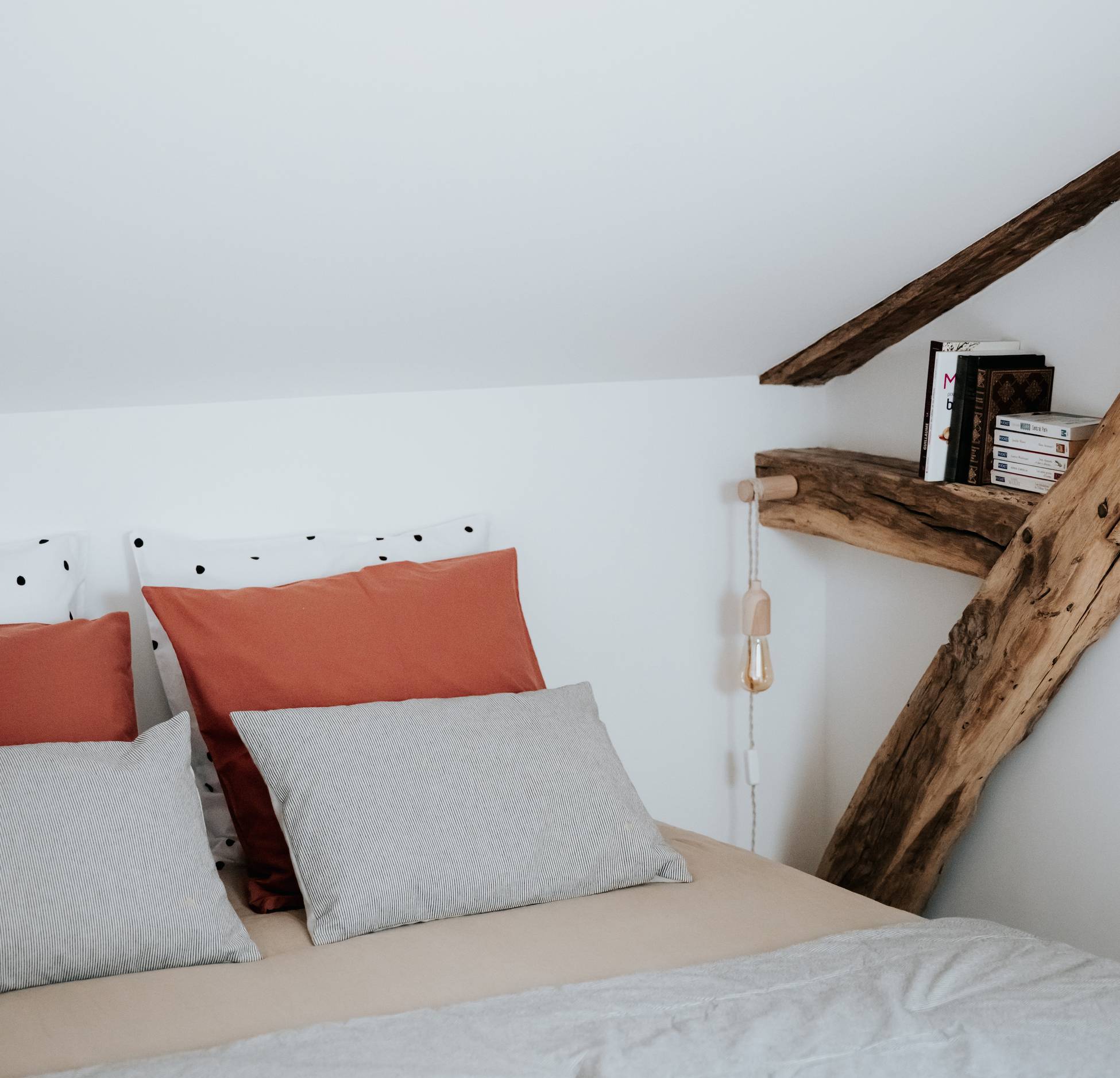 chambre mansardée avec poutres maison en pierres Dordogne Les Biscottos chambre mansardée avec poutres maison en pierres Dordogne Les Biscottos