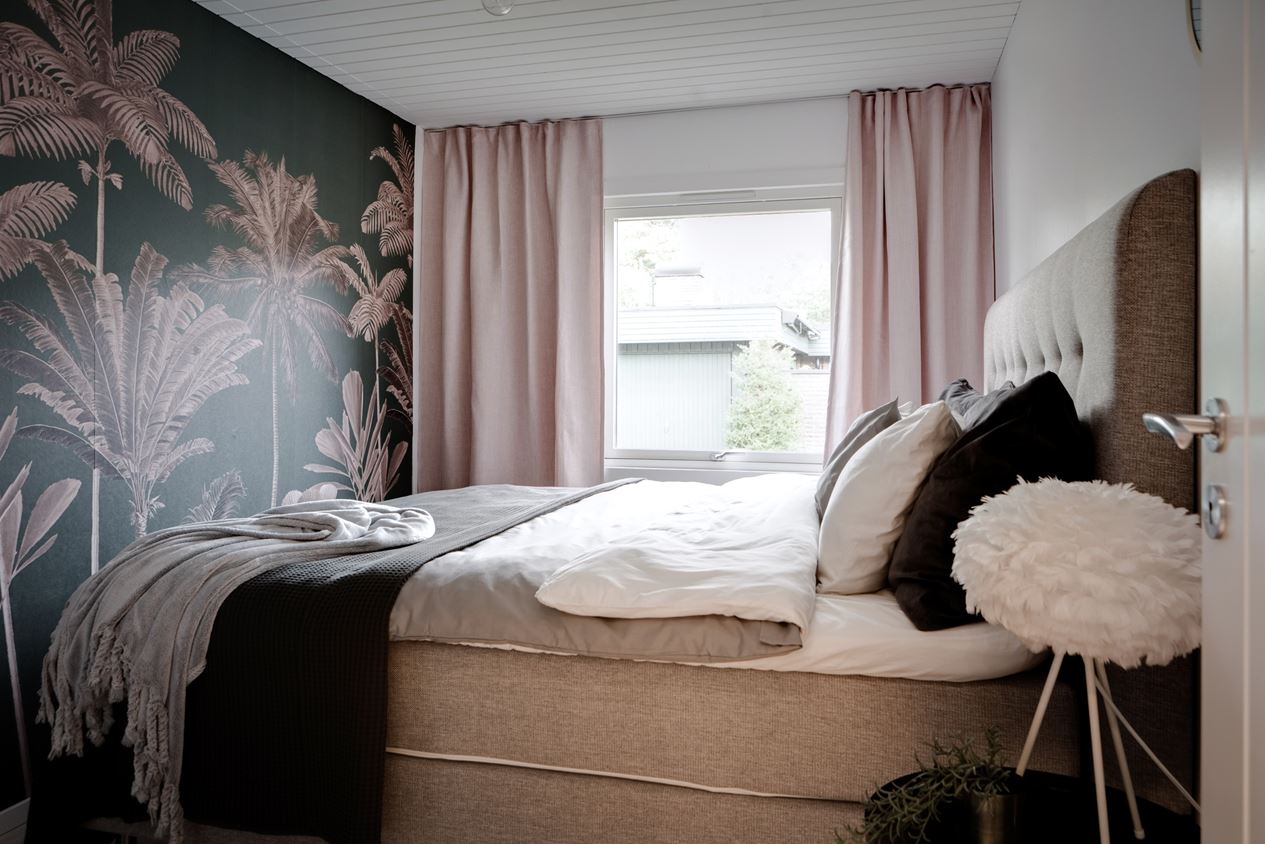 chambre avec papier-peint rose et noir