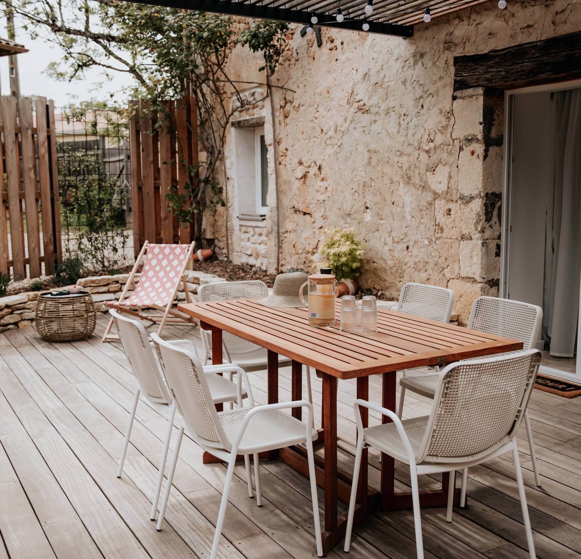 terrasse avec pergola acier maison en pierres Dordogne Les Biscottos terrasse avec pergola acier maison en pierres Dordogne Les Biscottos