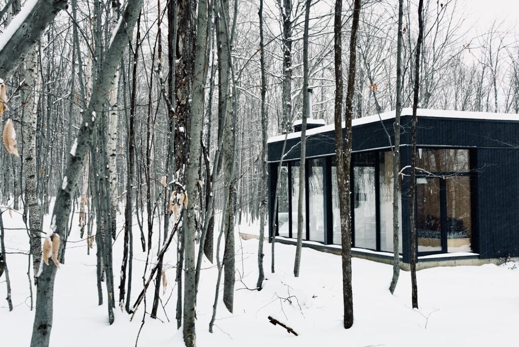 maison architecte design noire en verre dans la neige maison architecte design noire en verre dans la neige