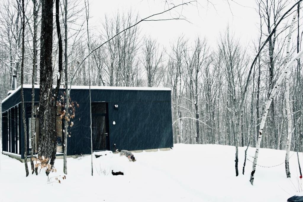 maison architecte design noire en verre dans la neige maison architecte design noire en verre dans la neige