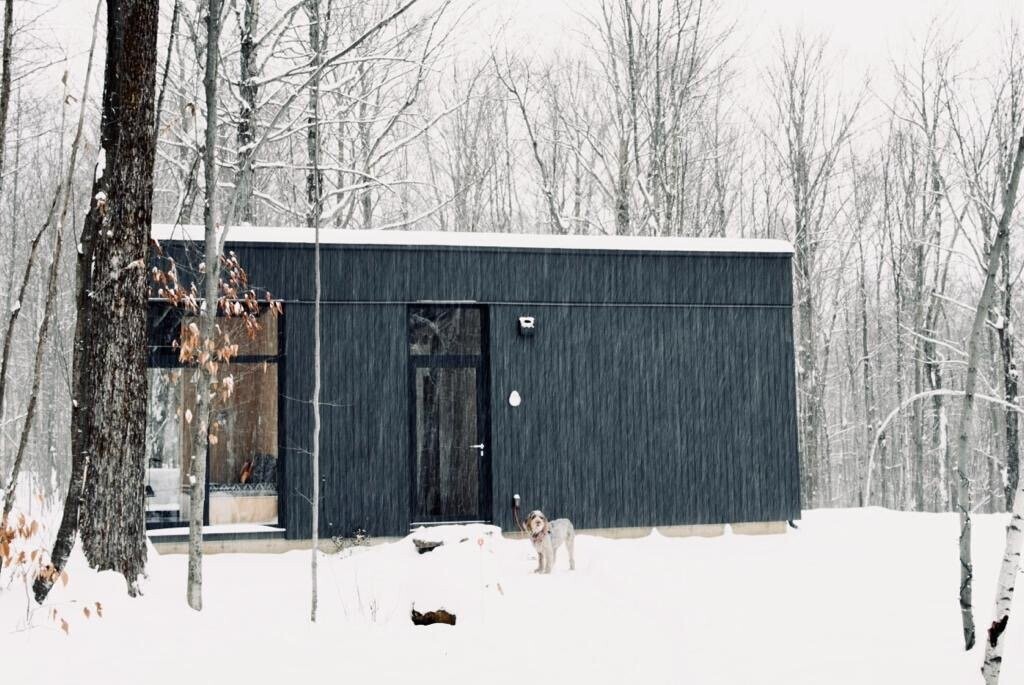 maison architecte design noire en verre dans la neige maison architecte design noire en verre dans la neige