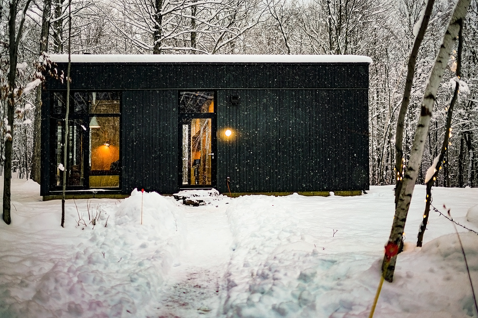 maison architecte design noire en verre dans la neige maison architecte design noire en verre dans la neige