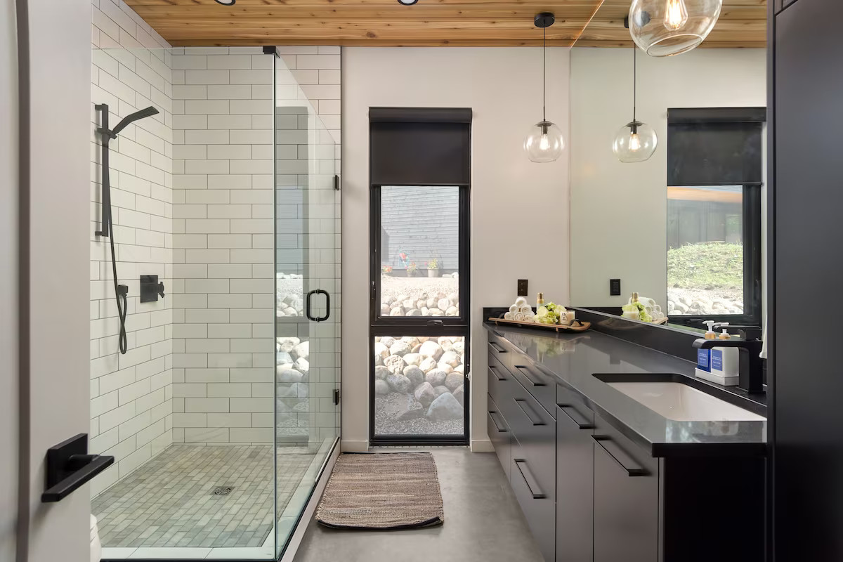 salle de bain design noire