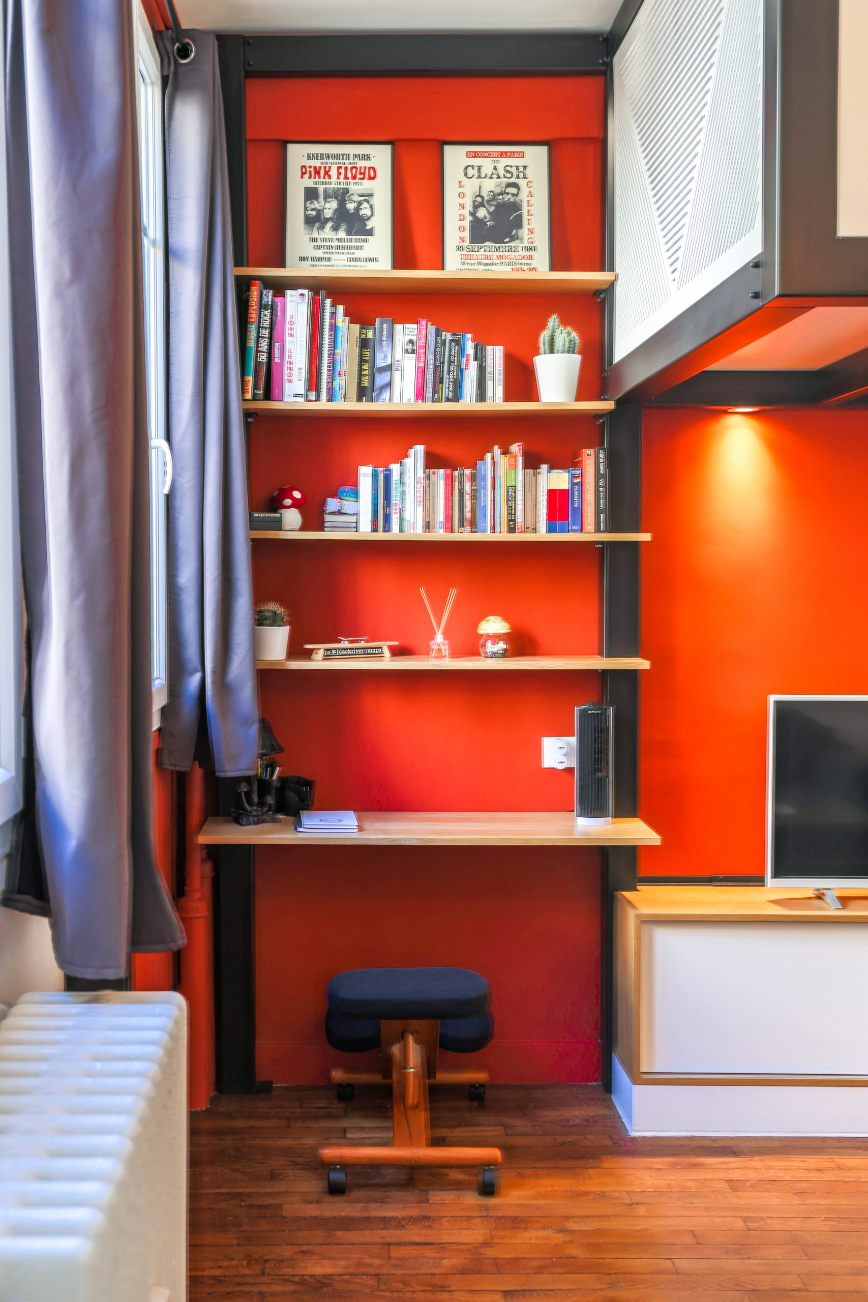 salon mur rouge studio Paris 24m2 dans ancienne loge salon mur rouge studio Paris 24m2 dans ancienne loge