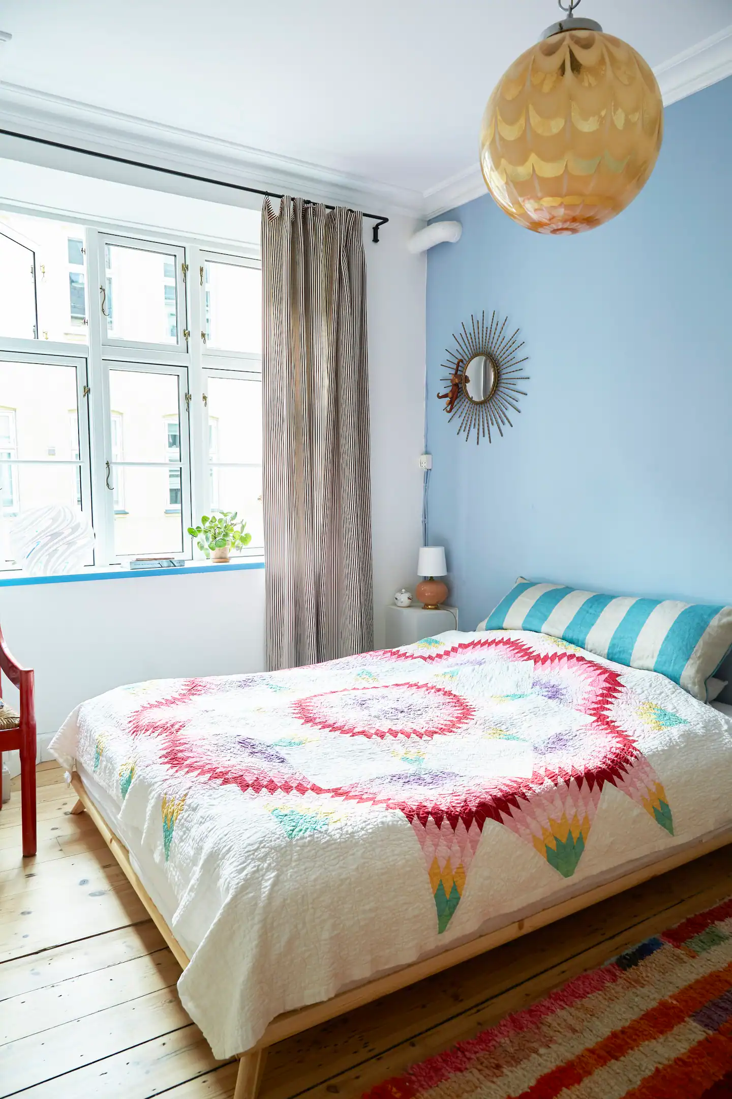 chambre appartement Copenhague décoration scandinave et colorée chambre appartement Copenhague décoration scandinave et colorée