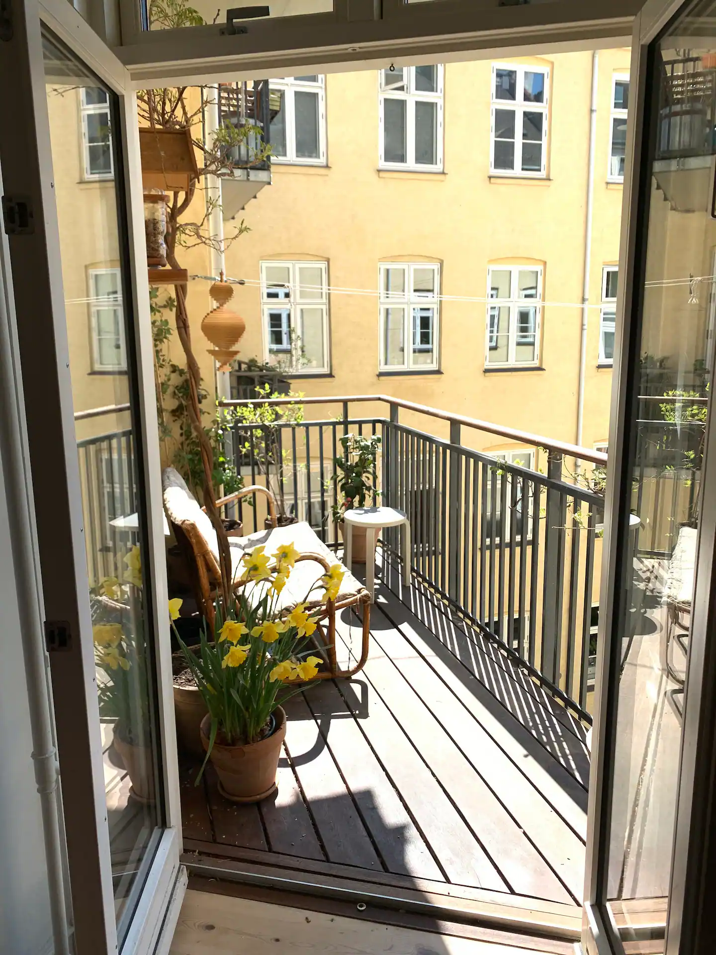 balcon appartement Copenhague décoration scandinave et colorée balcon appartement Copenhague décoration scandinave et colorée