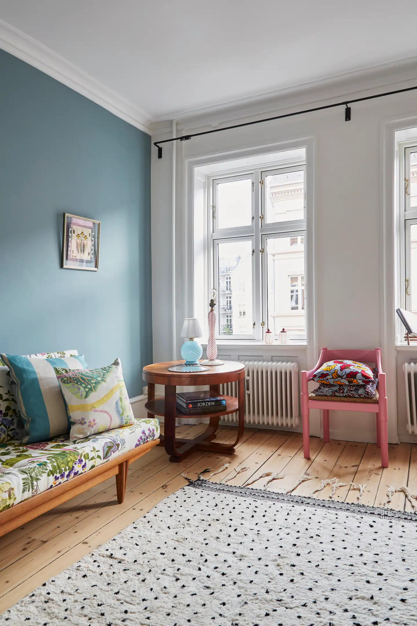 salon appartement Copenhague décoration scandinave et colorée salon appartement Copenhague décoration scandinave et colorée