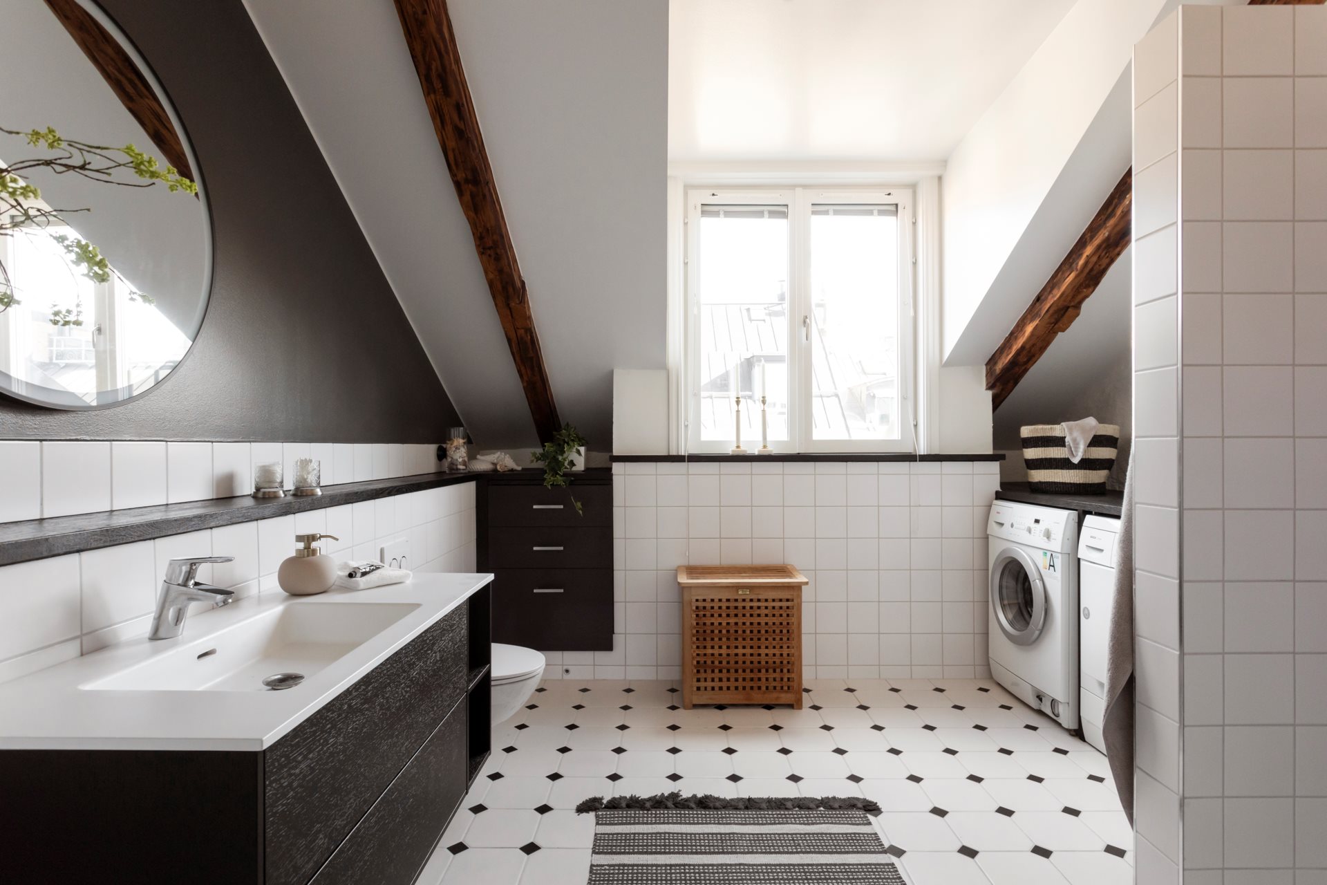 salle de bain mansardée avec poutres décoration contemporaine salle de bain mansardée avec poutres décoration contemporaine