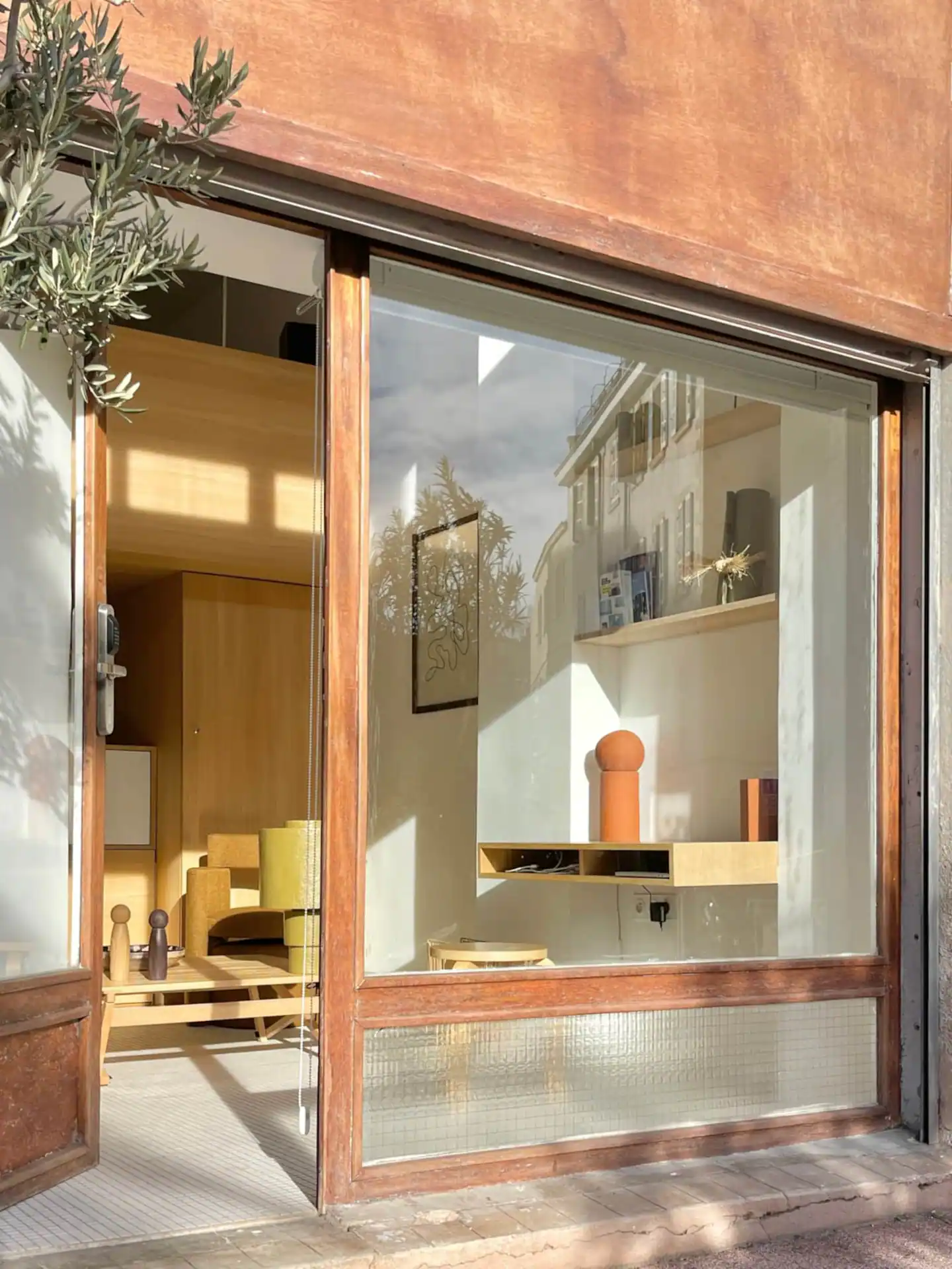 entrée petit duplex décoration design Marseille quartier du Panier entrée petit duplex décoration design Marseille quartier du Panier