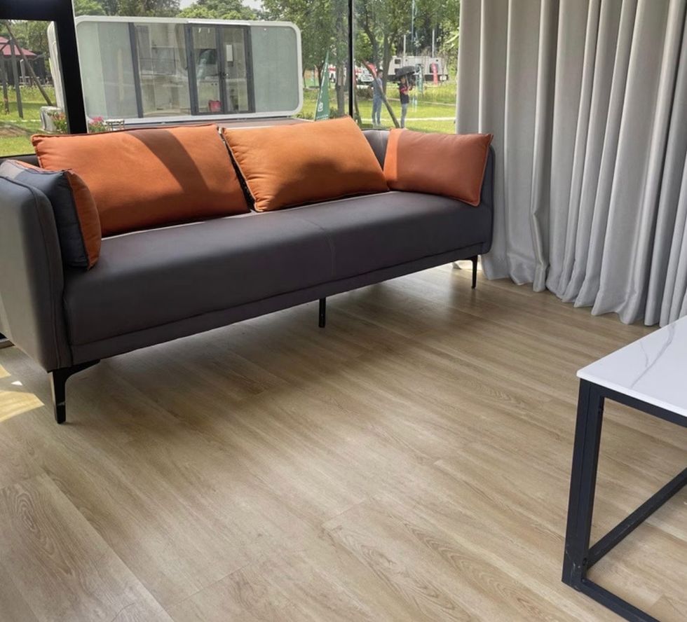 salon mini maison préfabriquée à l'allure futuriste 40m2