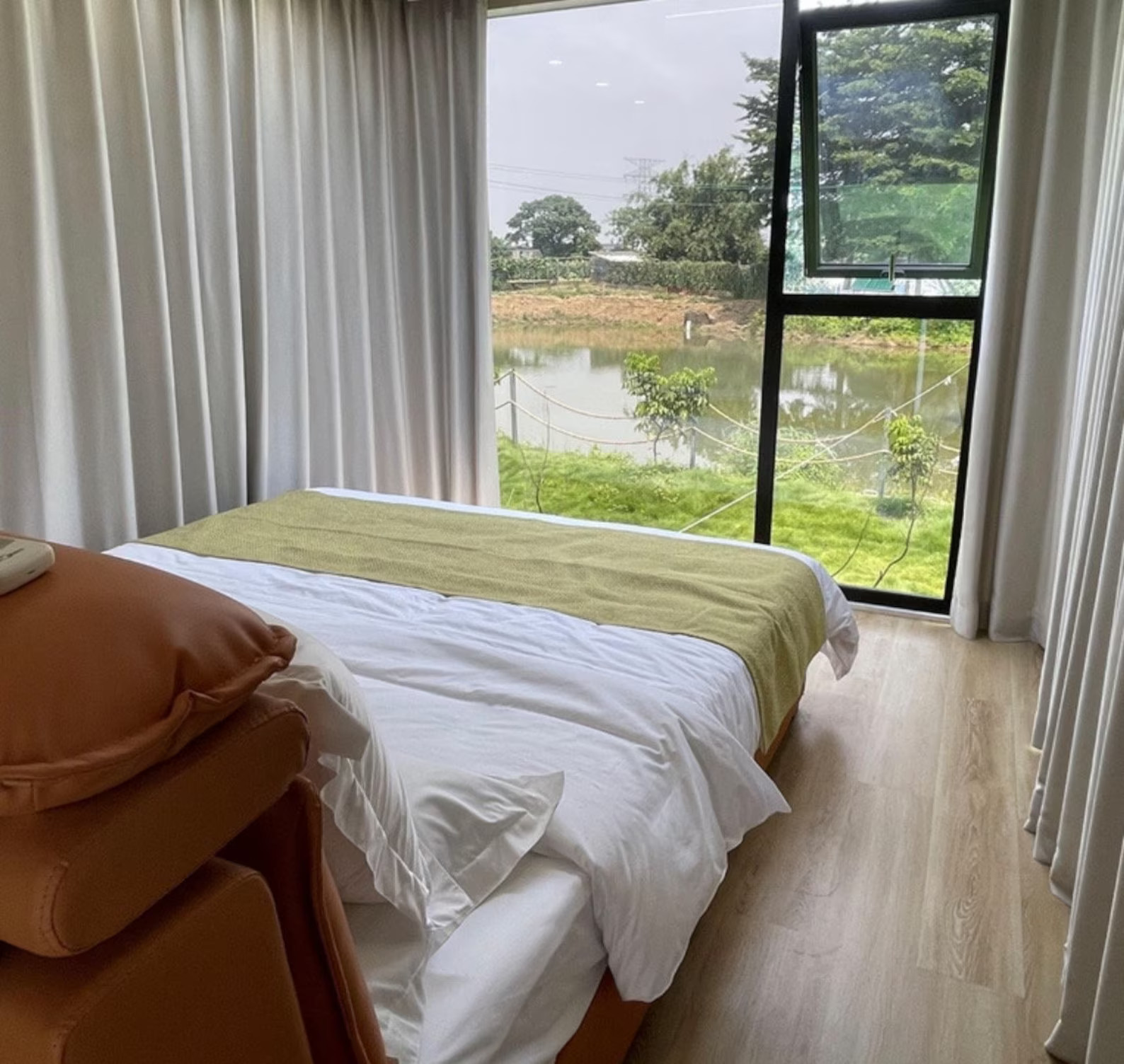 chambre avec baie vitrée