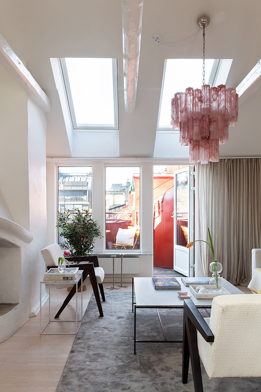 salon appartement sous les toits avec cheminée décoration contemporaine