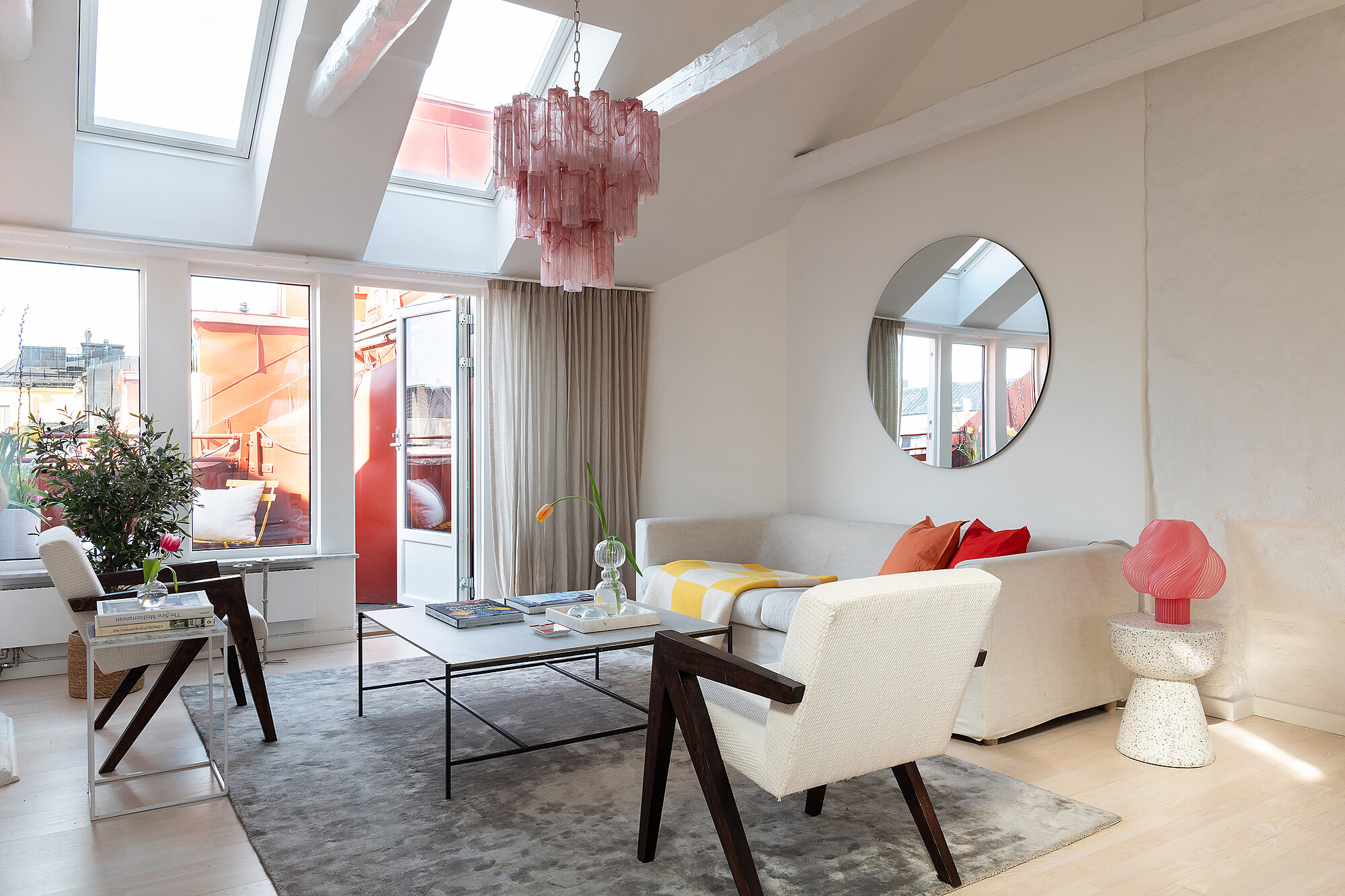 salon appartement sous les toits mansardé décoration contemporaine