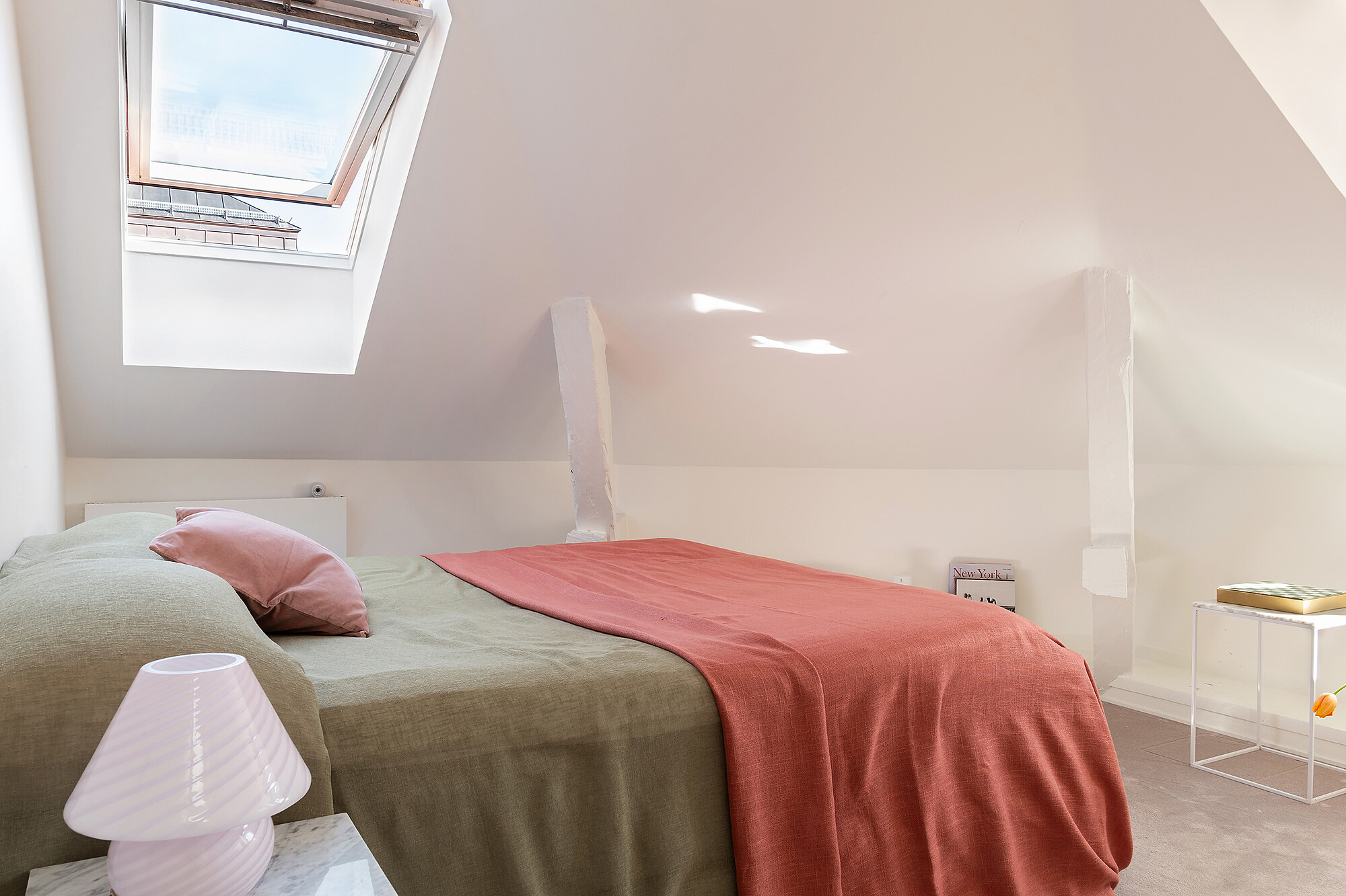 chambre mansardée décoration contemporaine