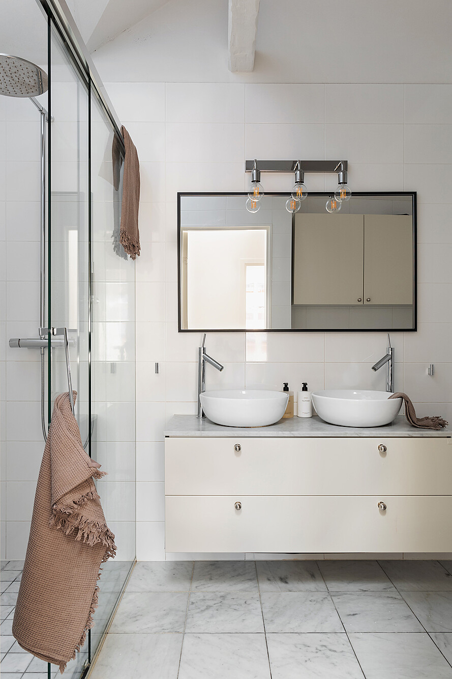 salle de bain design blanche