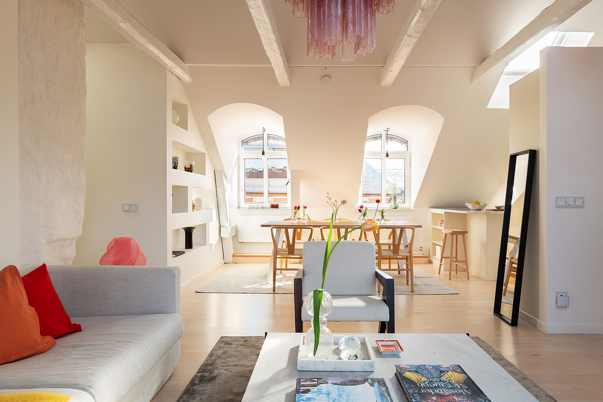 salon appartement sous les toits mansardé décoration contemporaine