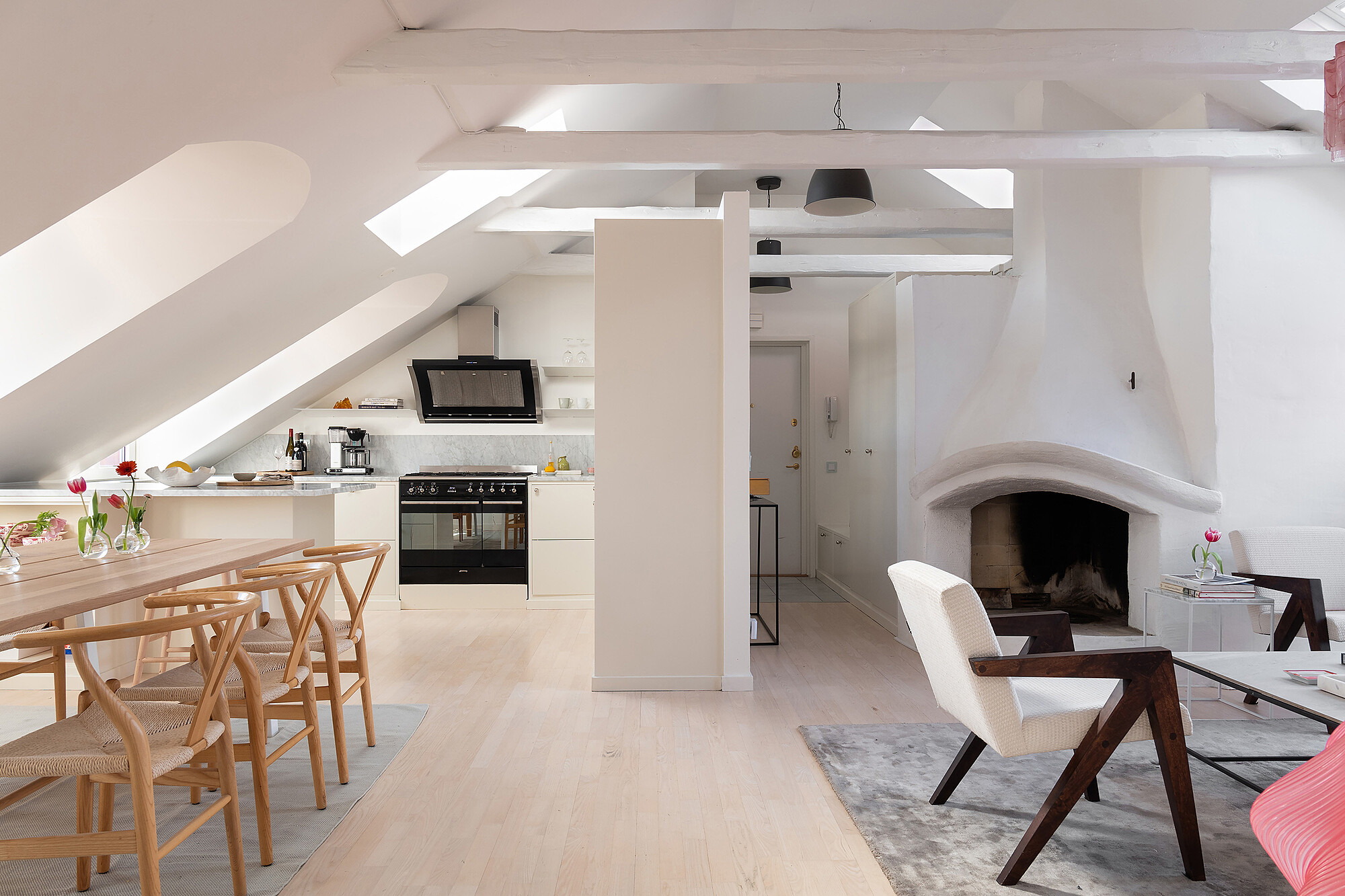 salon appartement sous les toits mansardé décoration contemporaine